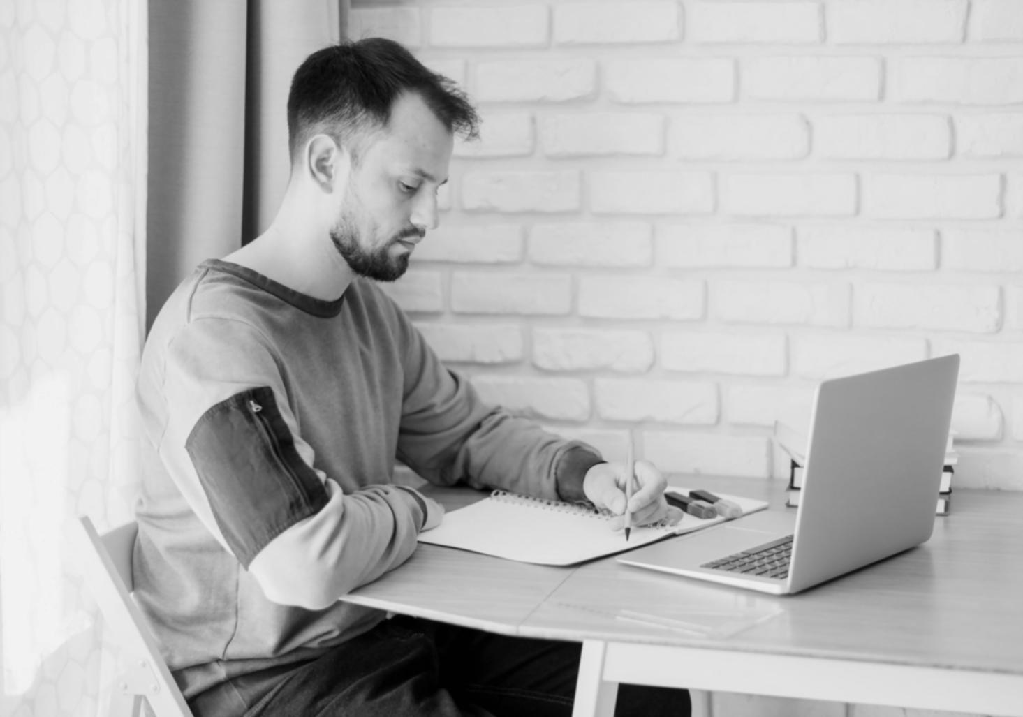 Séance de travail collaboratif sur l'optimisation des dépenses familiales
